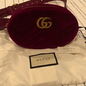 Gucci magenta velvet belt bag